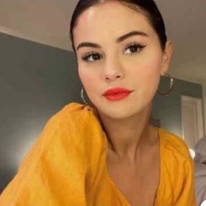 Everlane The Linen Puff Sleeve Top as seen on Selena Gomez